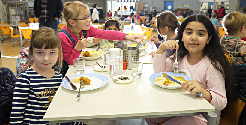 Als gebundene Ganztagsschule halten wir es für sehr wichtig, dass alle Schulkinder ein warmes Mittagessen zu sich nehmen